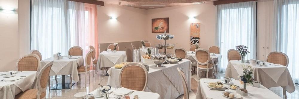 Hotel Guerro Кастельветро-ді-Модена Екстер'єр фото