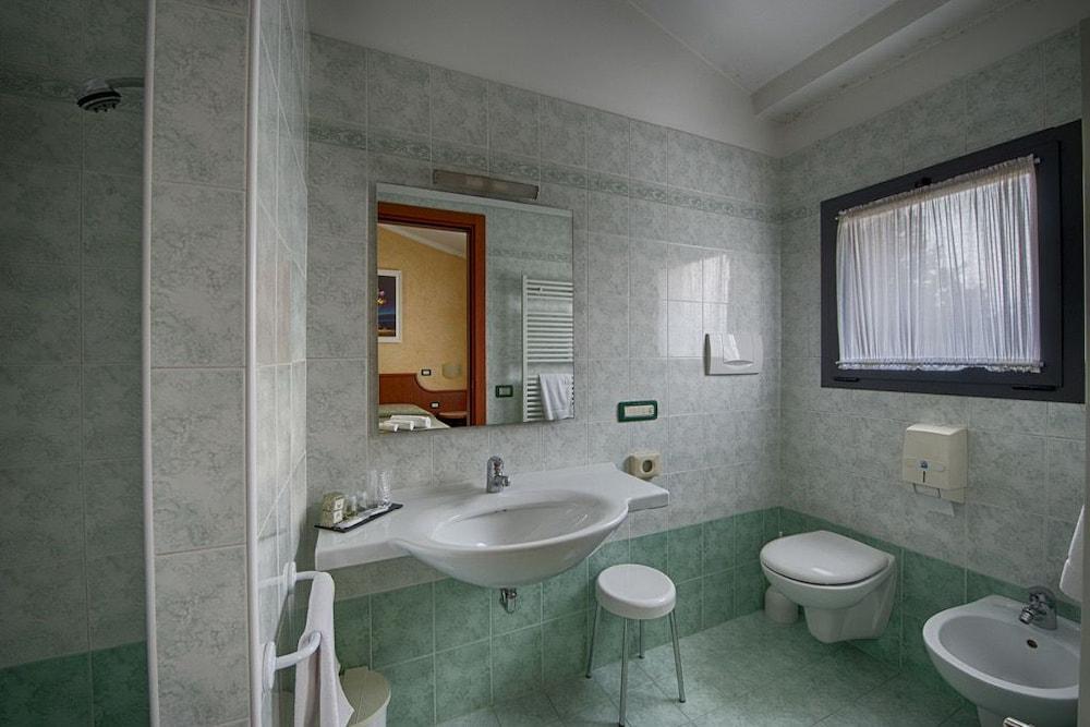 Hotel Guerro Кастельветро-ді-Модена Екстер'єр фото